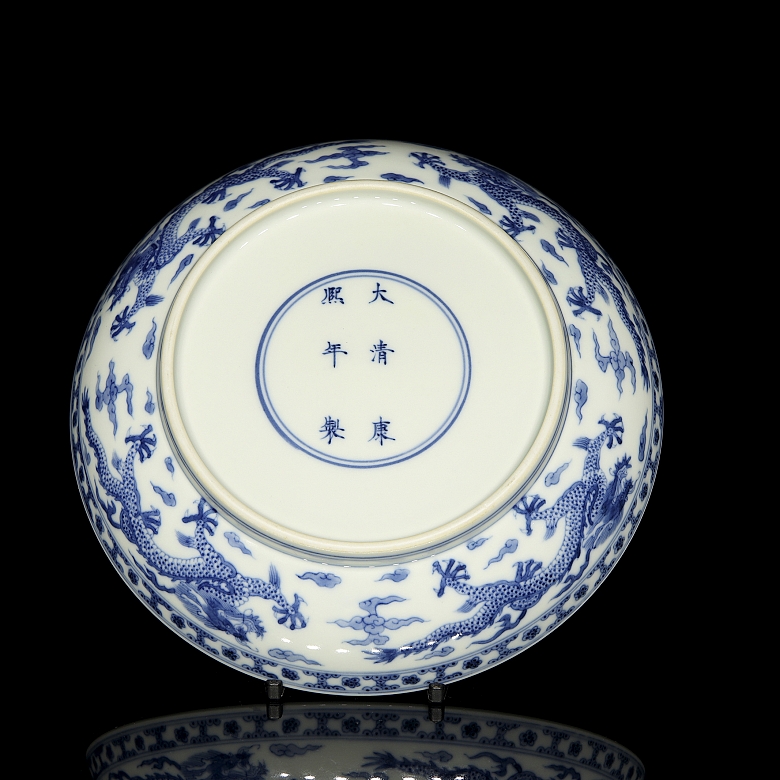 Plato de porcelana azul y blanco 