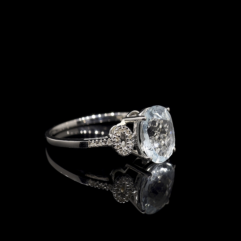 Anillo en oro blanco de 18k con aguamarina y diamantes