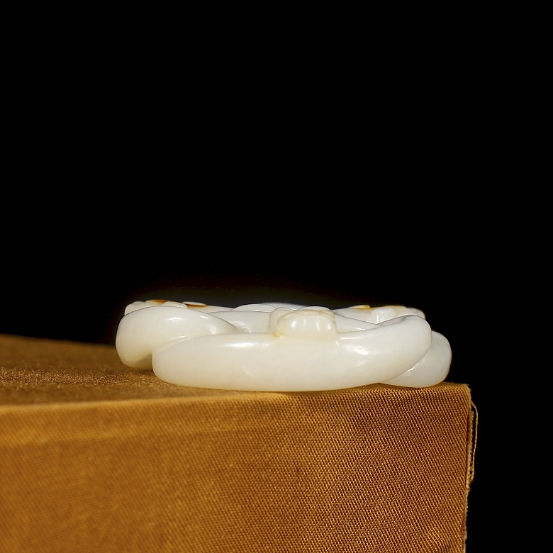 Pair of Hetian jade pendants, ‘Snakes,’ Qing dynasty