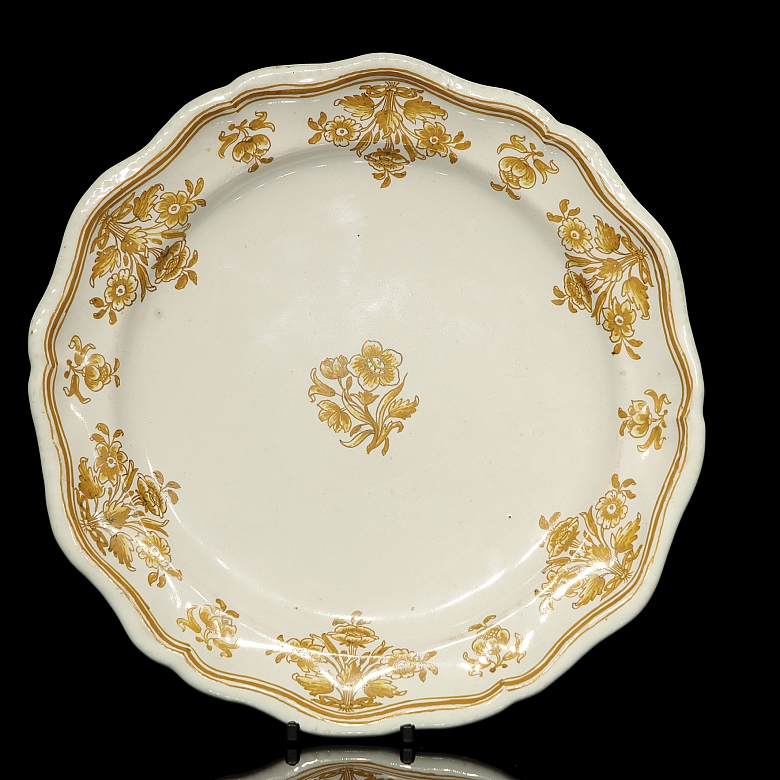 Tres platos de cerámica de Moustiers, s.XIX - 1