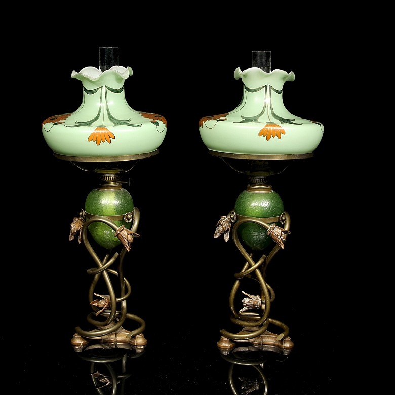 Pareja de quinqués de vidrio y bronce Art Noveau, Europa, c. 1900