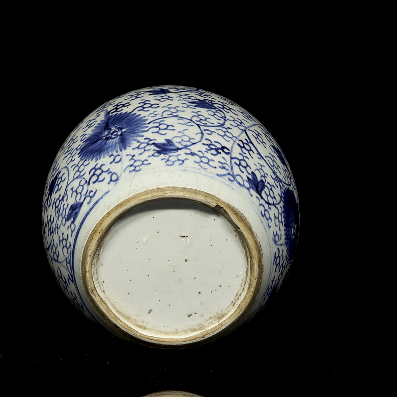 Blue and white glazed porcelain Tibor ‘Chrysanthemums’, 20th century - 3
