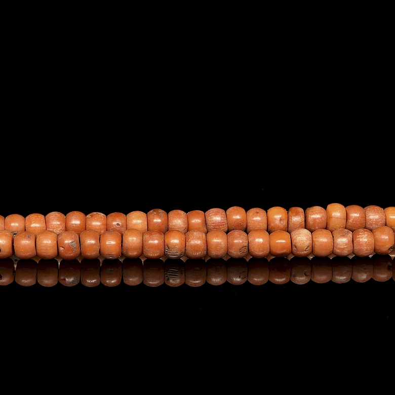 Bag with 180 coral-coloured beads, 20th century
