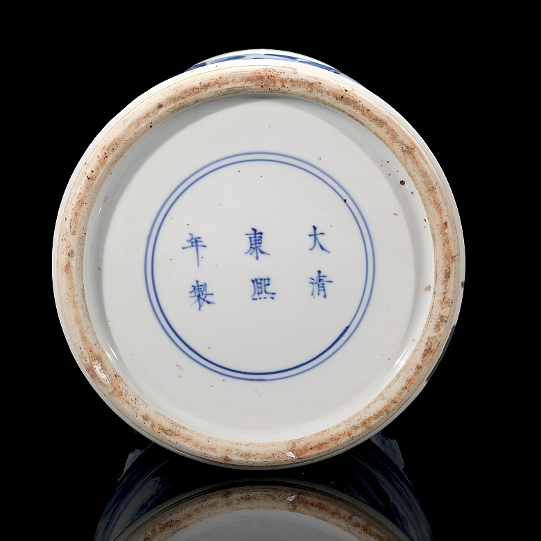 Jarrón azul y blanco en forma de ventana con patrones de figuras.  dinastía Qing