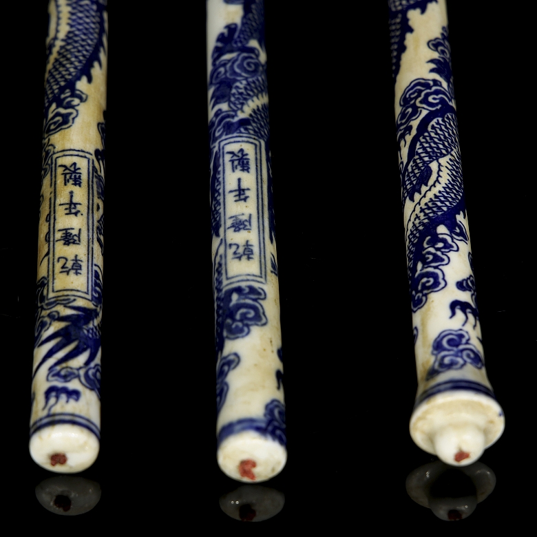 Porcelain stand with three brushes, 20th century - 6