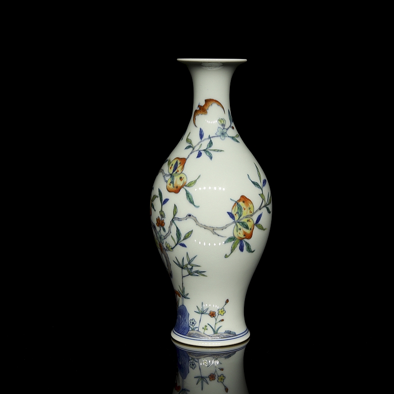 Porcelain vase ‘Peaches and bats’, with Yongzheng mark