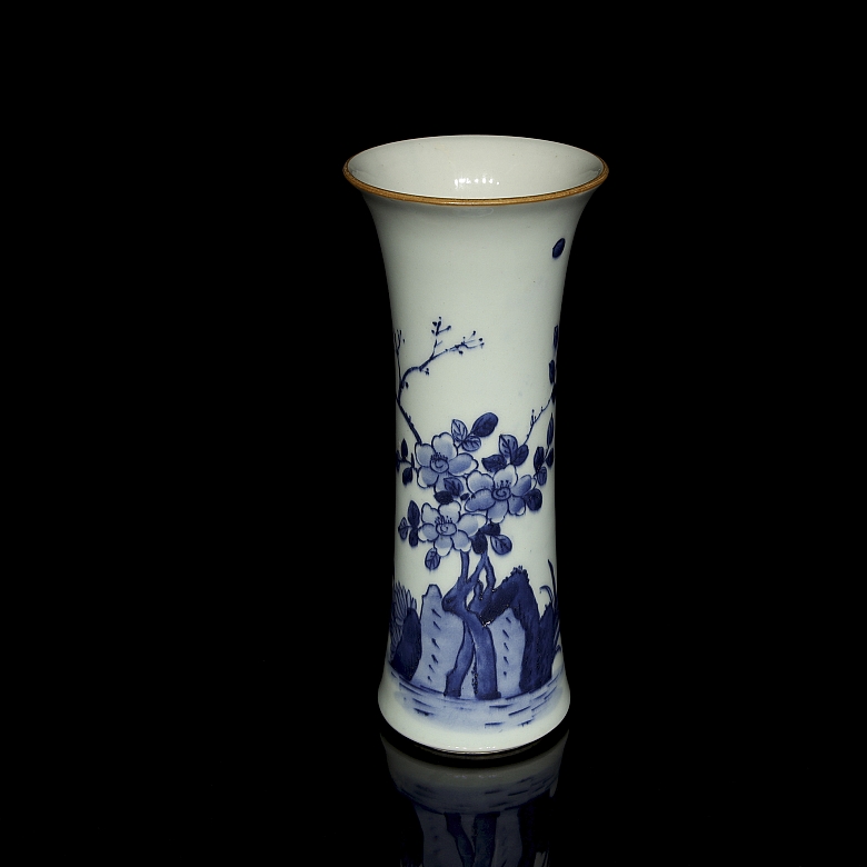 Jarrón de porcelana azul y blanca 