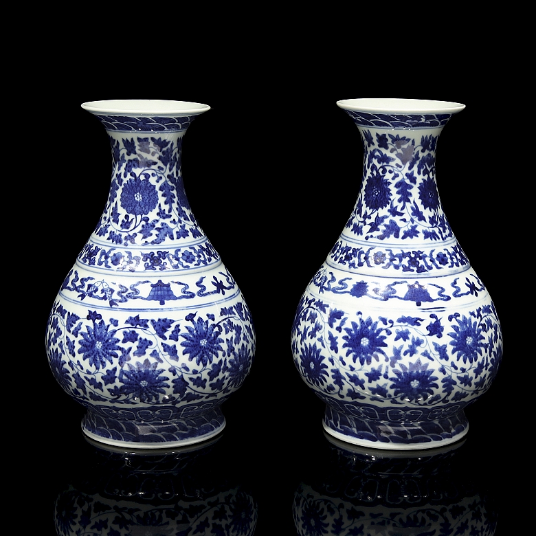 Pareja de jarrones de cerámica esmaltada, s.XX