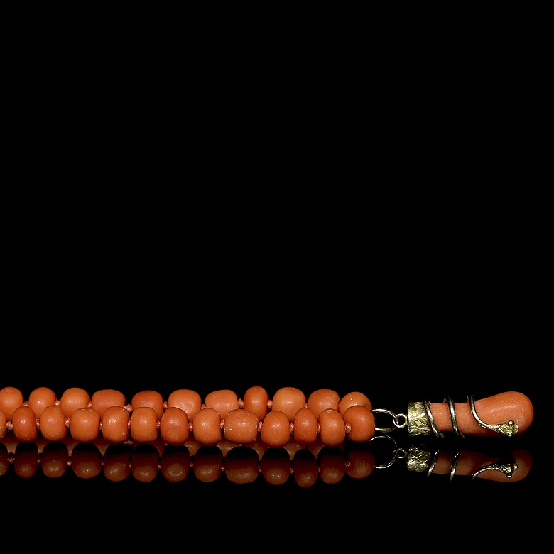 Collar de oro amarillo y coral