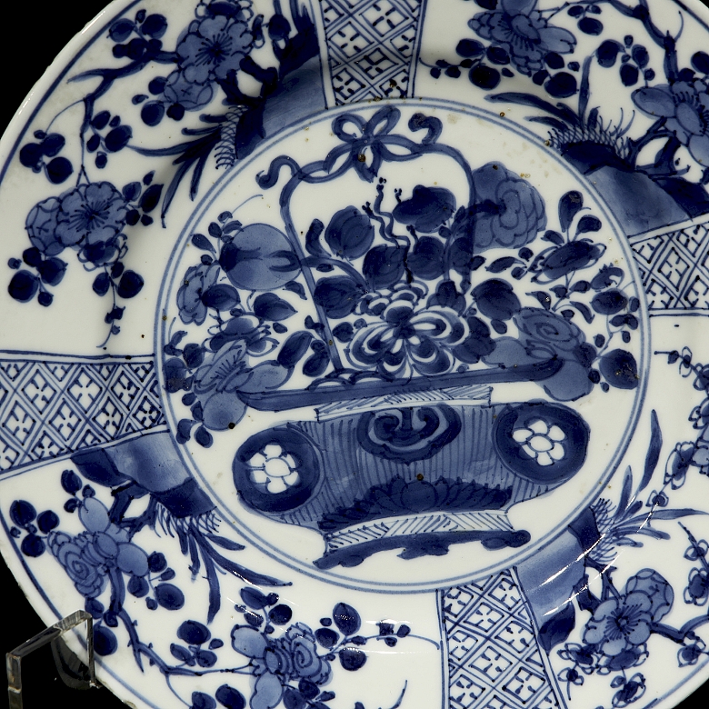 Pareja de platos de porcelana