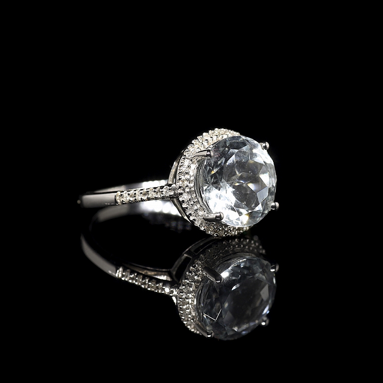 Anillo en oro blanco de 18 kt con aguamarina y diamantes