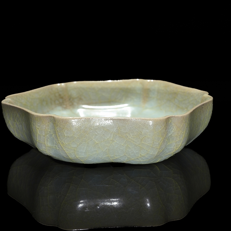 Plato hexalobulado con vidriado celadón , horno de Longquan, estilo Song