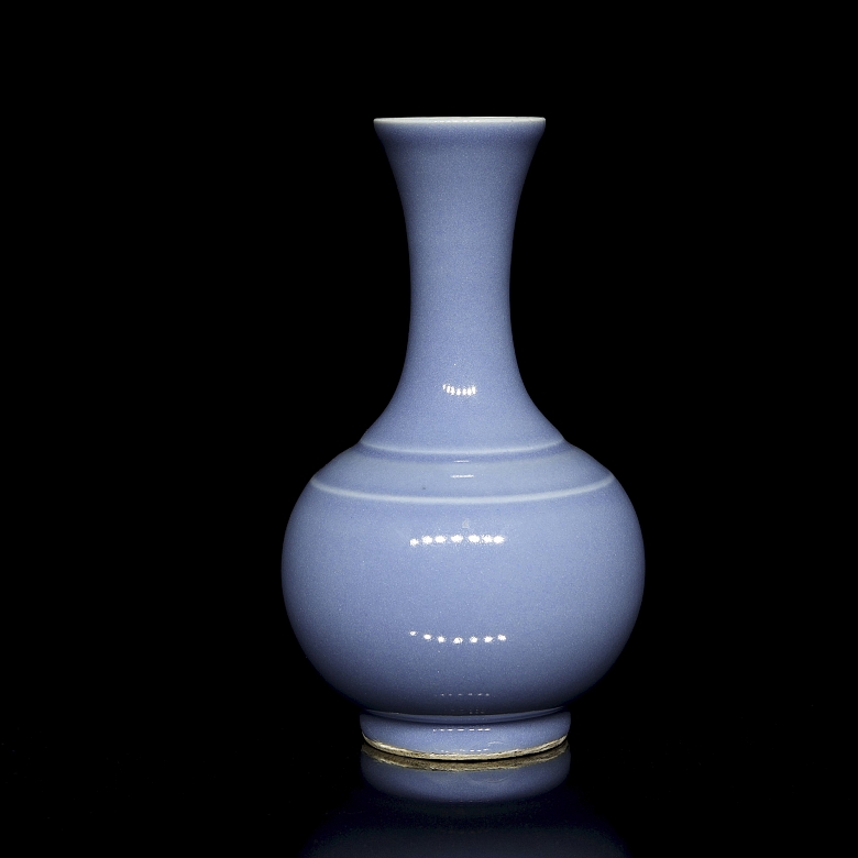 Jarrón de porcelana con vidriado azul lavanda, s.XX