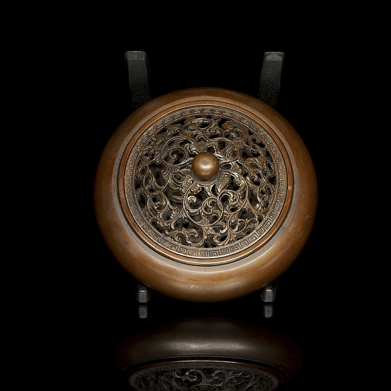 Bronze censer ‘Scrolls’, with a Xuan mark