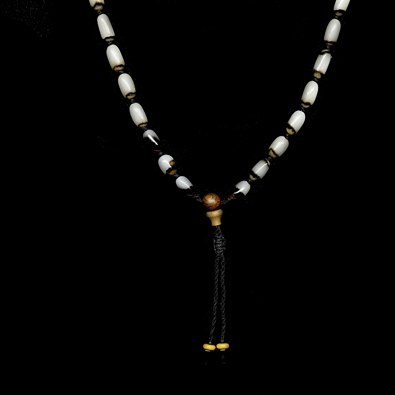 Collar de cuarenta y cuatro cuentas de jade, dinastía Qing