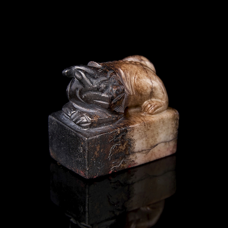 Two-coloured jade seal ‘Auspicious Beast’, Ming dynasty