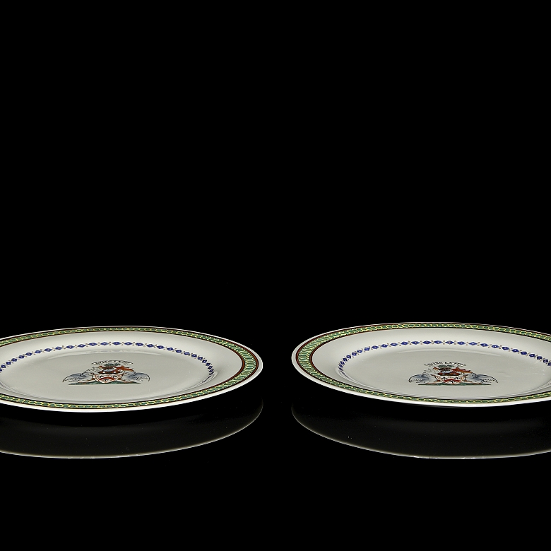 Pareja de platos de porcelana