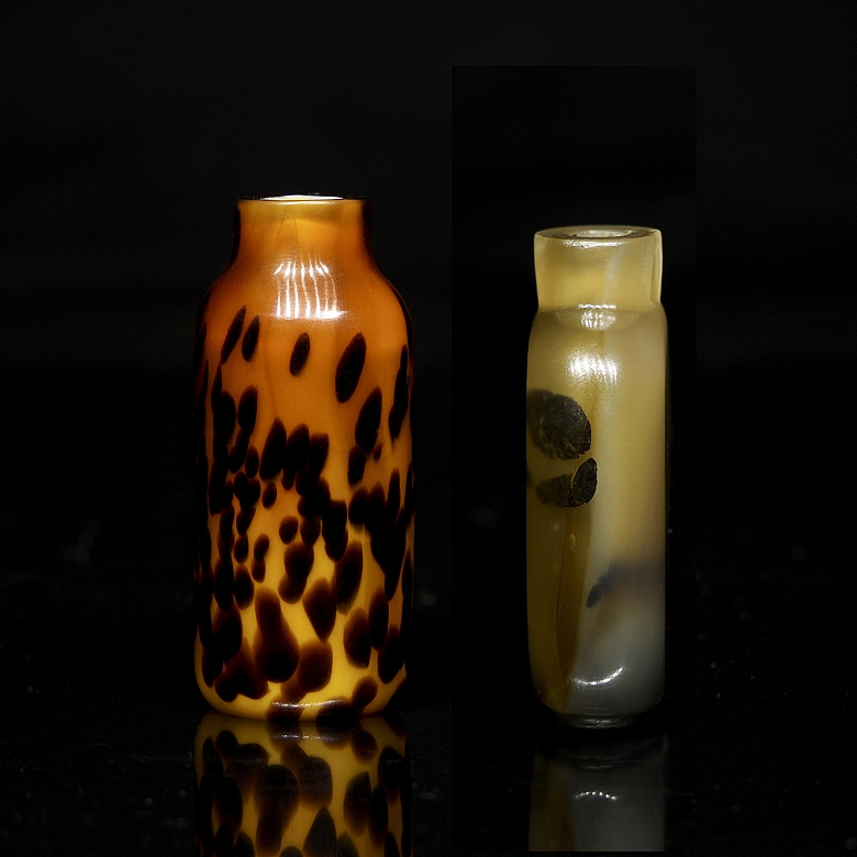 Two glass snuff bottles, Qing dynasty - 1