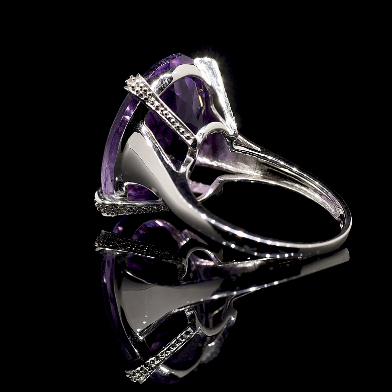 Anillo de oro blanco 18 kt con amatista y diamantes - 1