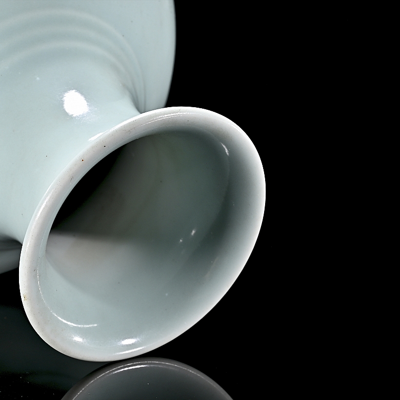 Vasija de porcelana con esmalte celadón, con marca Yongzheng
