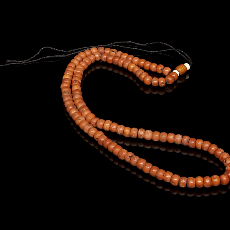 Bag with 180 coral-coloured beads, 20th century