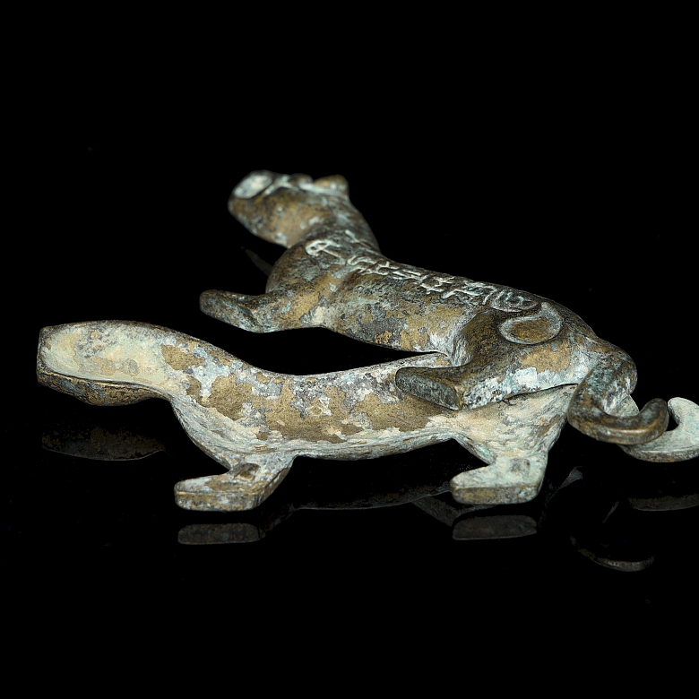 Pequeña caja de bronce