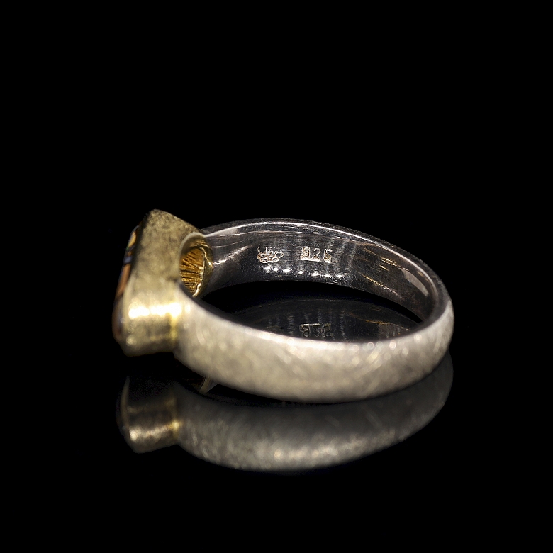 Anillo de plata con ópalo