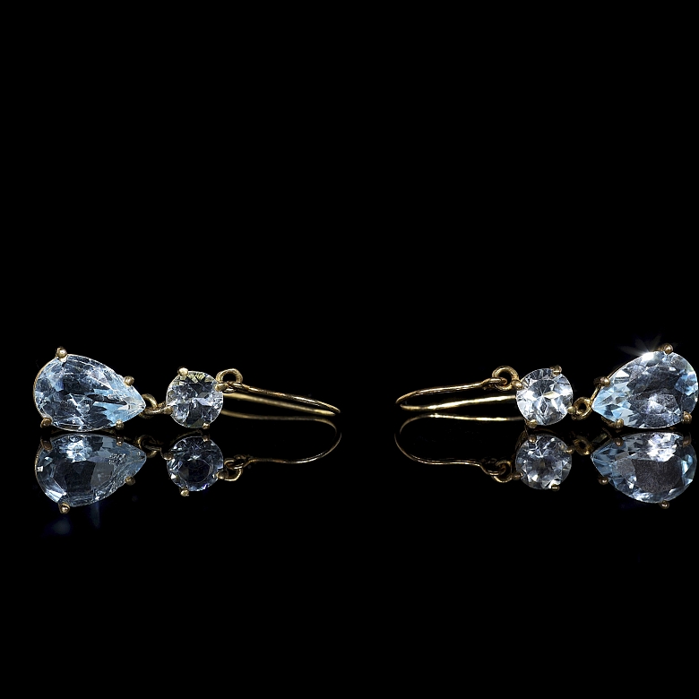 Pendientes de oro amarillo con piedras azules