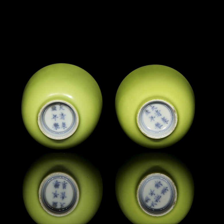 Pareja de tazas de porcelana con esmalte lima, con marca Kangxi