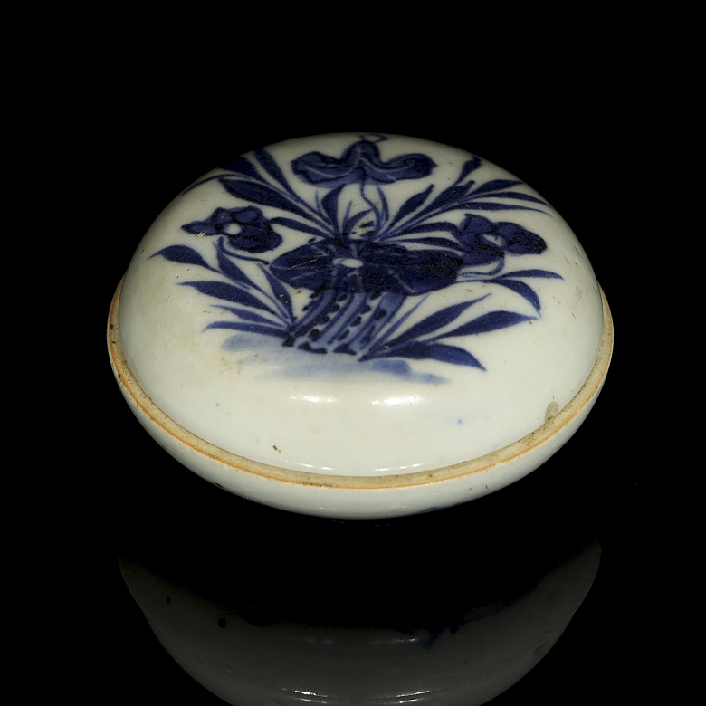 Caja de porcelana blanca y azul 