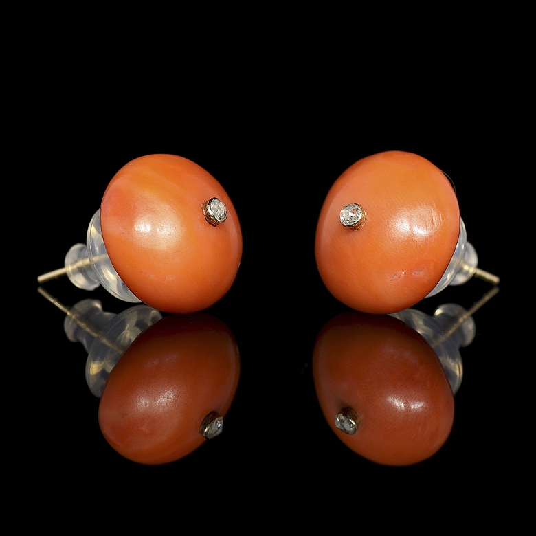 Pendientes de oro amarillo con coral y diamantes