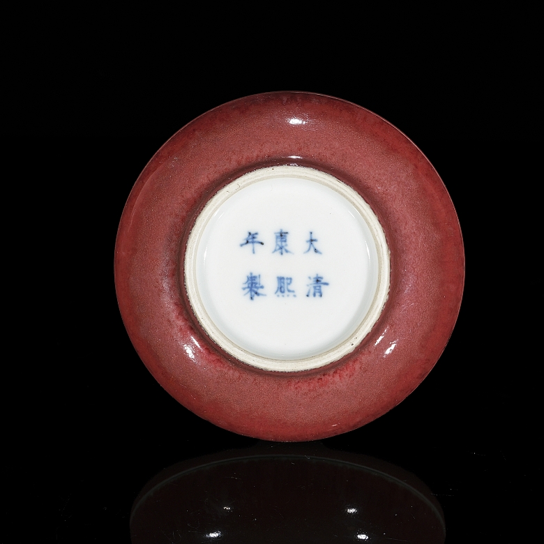 Caja de porcelana con esmalte rojo, dinastía Qing