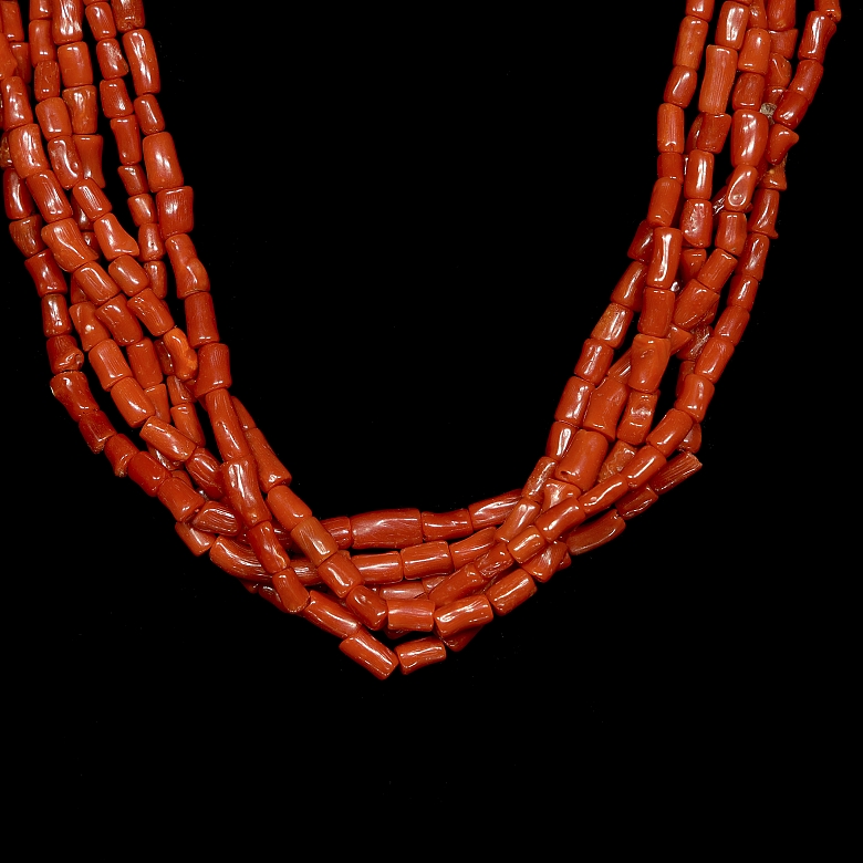 Collar de oro amarillo de 18k con cuentas de coral