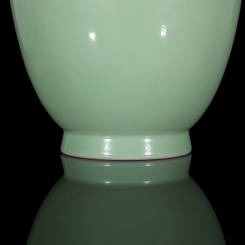Jarrón de porcelana con esmalte celadón, dinastía Qing
