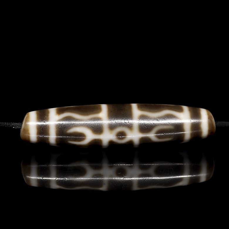 Carved agate Dzi bead, Tang dynasty
