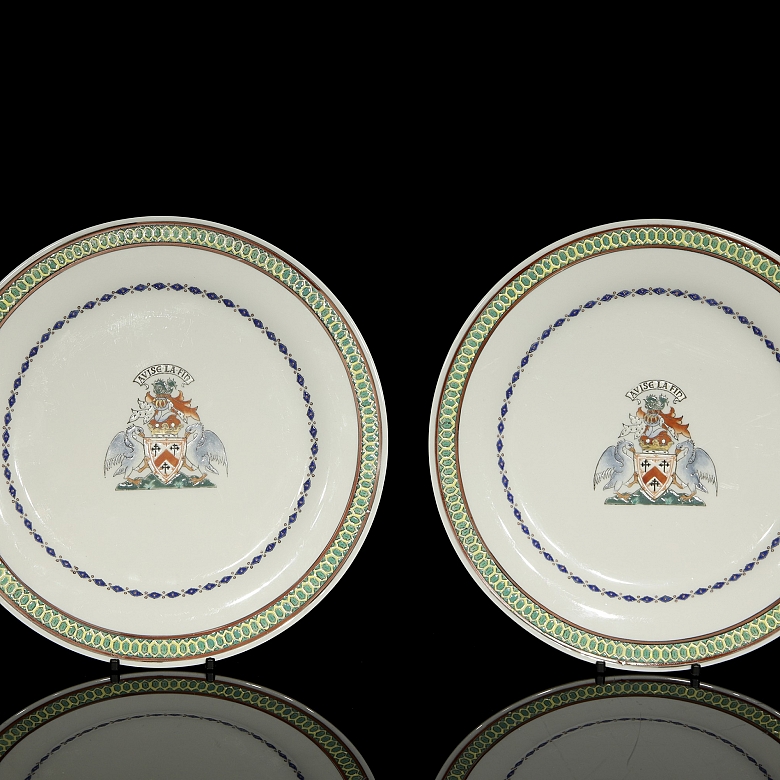 Pareja de platos de porcelana
