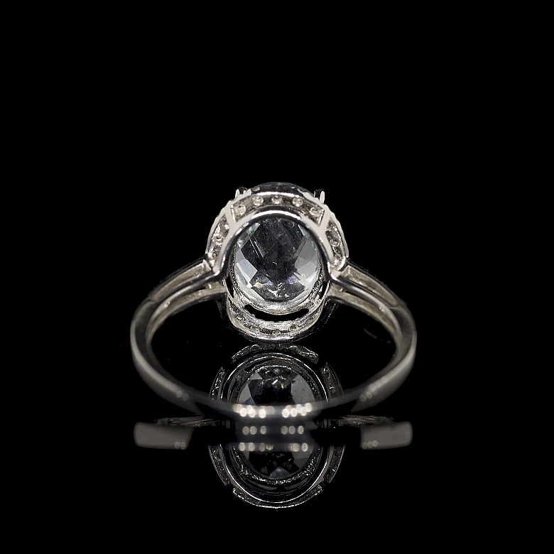 Anillo con aguamarina y diamantes en oro blanco de 18k
