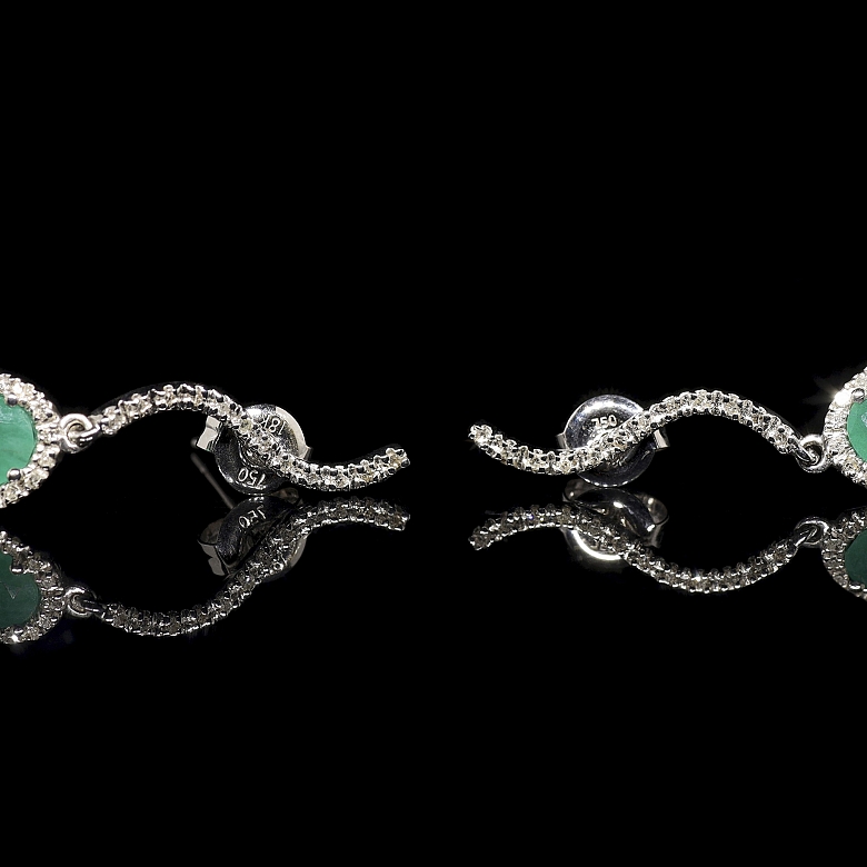 Pendientes de oro blanco de 18K con esmeraldas y diamantes