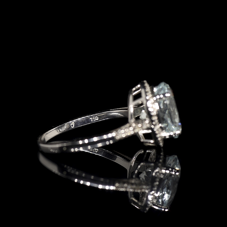 Anillo en oro blanco de 18 kt con aguamarina y diamantes