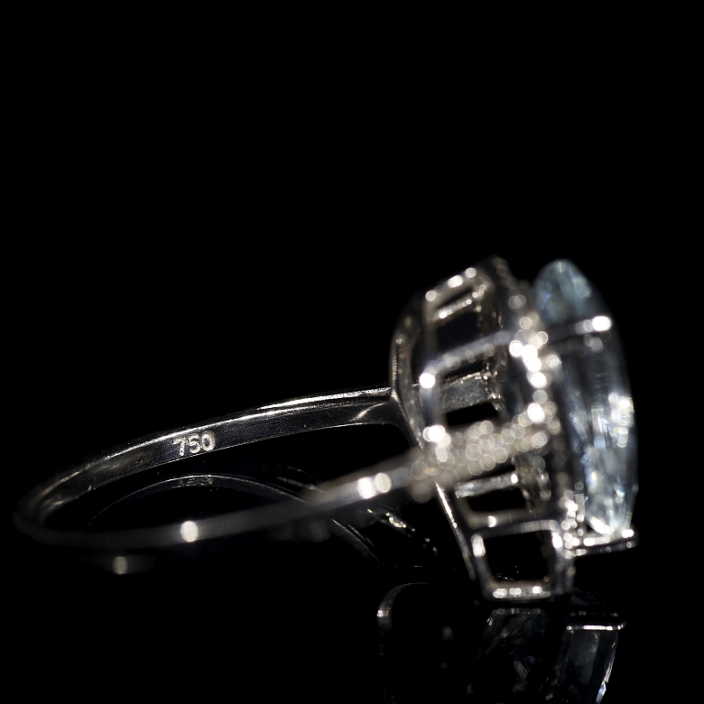 Anillo en oro blanco de 18 kt con aguamarina y diamantes