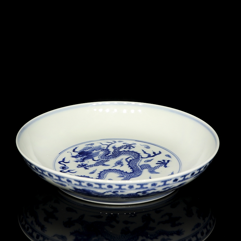 Plato de porcelana azul y blanco 