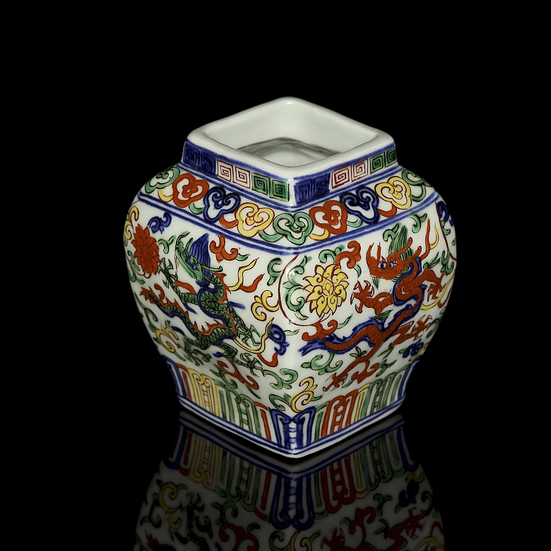 Recipiente con esmalte wucai