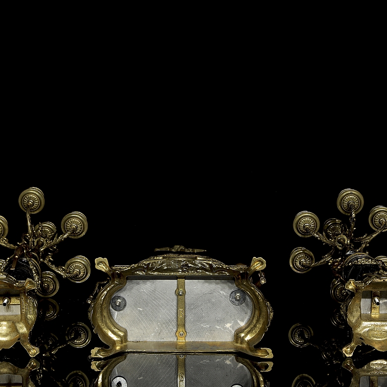 Mantel clock with Imperial garnish, by Franz Hermle Brevettato