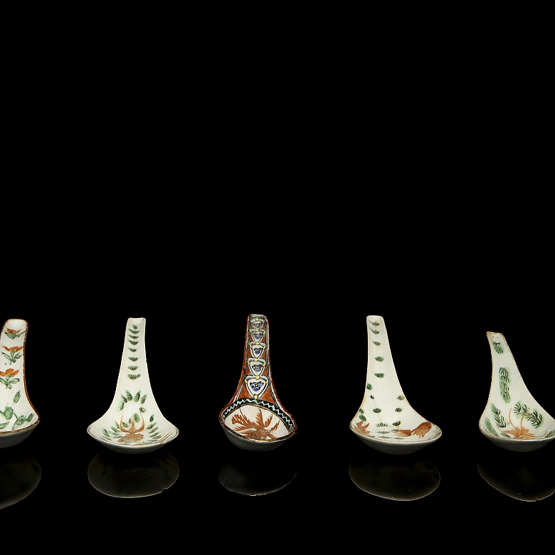 Conjunto de cinco cucharas de porcelana esmaltada, s.XIX - XX - 6