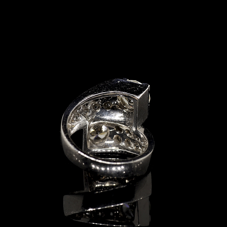 Sortija de oro blanco de 18 kt con dobles brillantes