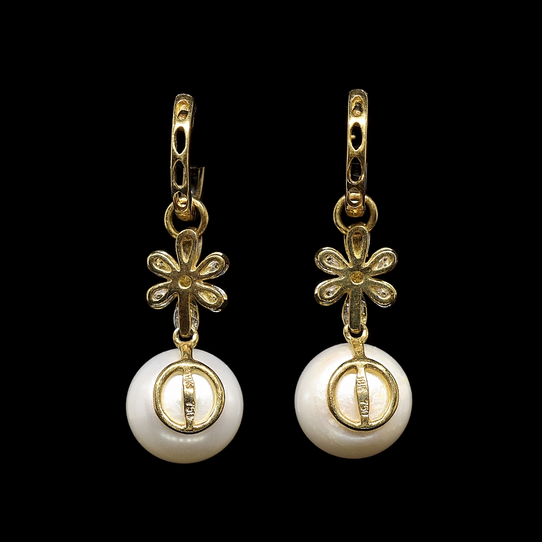 Pendientes en oro amarillo de 18 kt con diamantes y perlas