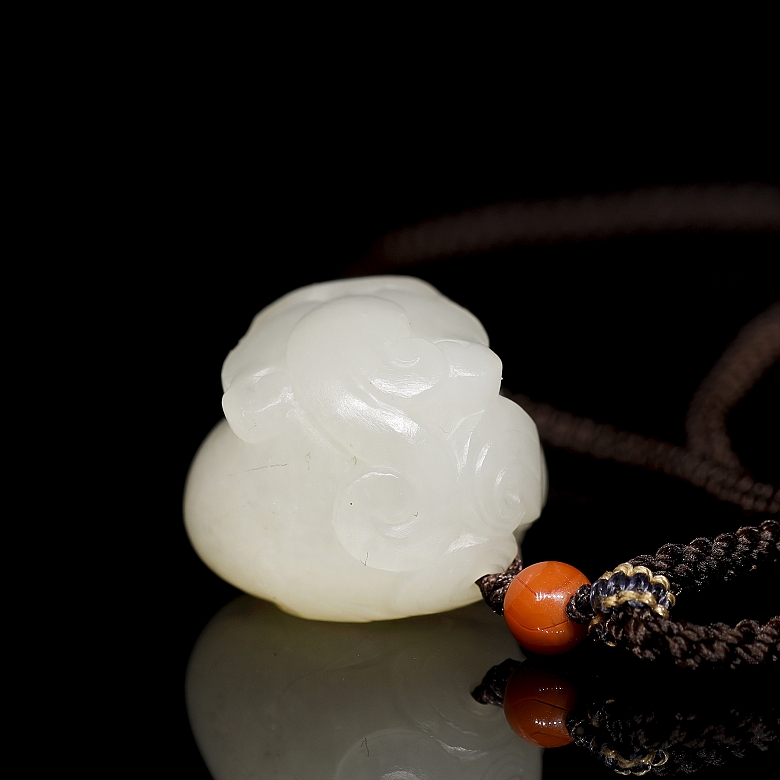 Colgante de jade blanco “Dragón enroscado”, s. XX