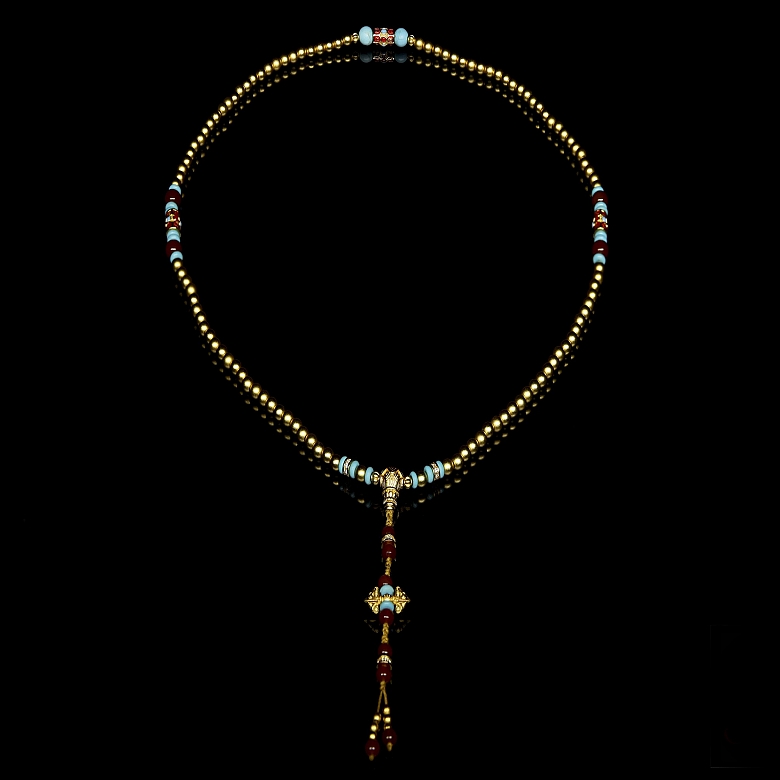 Collar con cuentas policromadas y de metal dorado, Asia, s.XX