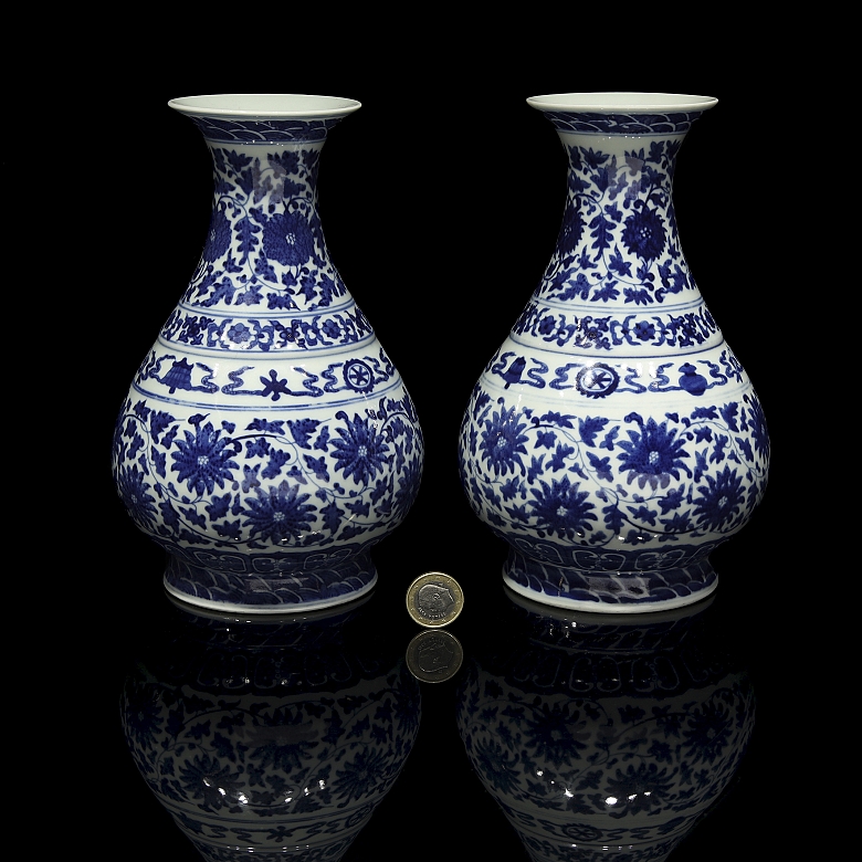 Pareja de jarrones de cerámica esmaltada, s.XX