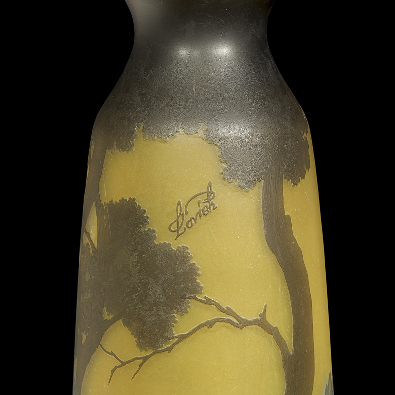 Jarrón de vidrio camafeo, estilo Art Noveau, firmado Lavieh, c. 1900